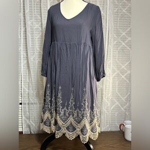 Altered State ladies M Elegant Gray Dress w/Cream Embroidery v neck Lined 36”L